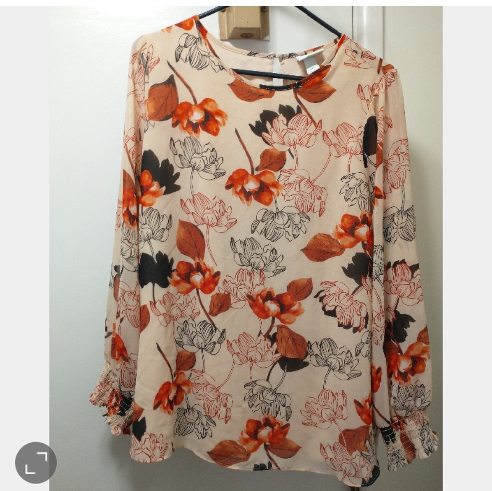 Beautiful Ava & Viv romantic floral print blouse
